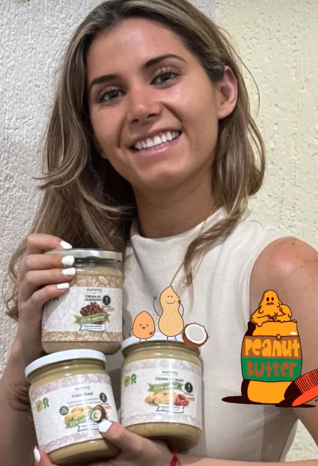 Katya Harfuch, fundadora de ALUSHEORG, con productos de la marca